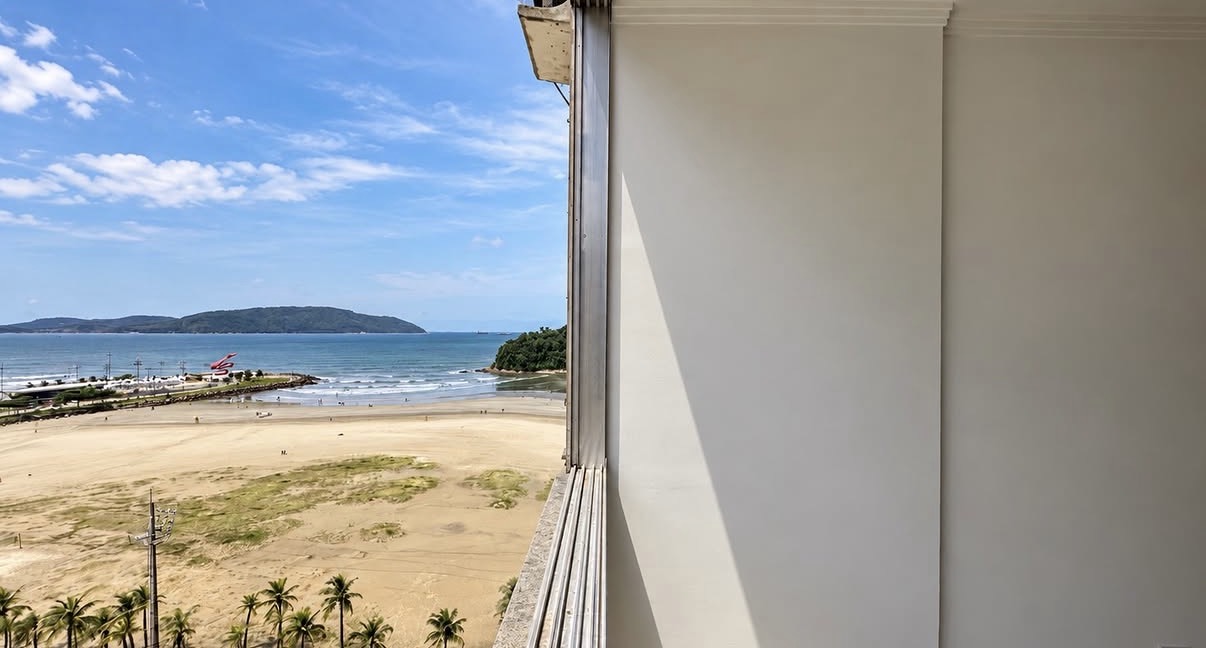 Vista da praia de Santos, com o mar e os jardins da orla, a partir de uma janela